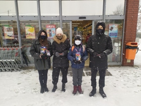 Wolontariusze kwestujący na rzecz Wielkiej Orkiestry Świątecznej Pomocy przed sklepem w Oblęgorku