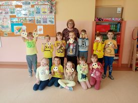 dzieci prezentują wykonane przez siebie żółte emotki, symbolizujące radość,  optymizm i tolerancję.