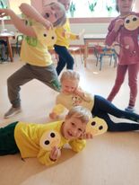 dzieci prezentują wykonane przez siebie żółte emotki, symbolizujące radość,  optymizm i tolerancję.