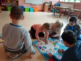 Dzieci poznają i nazywają emocje. Opracowują strategie radzenia sobie ze złością, zazdrością