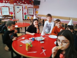 Jaś, Natalka, Staś, Szymek, Antosia i Zuzia zajadają kanapeczki z krakersów. 