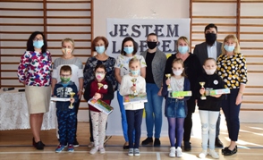 Nauczyciele uczniowie pozują do zdjęcia - podsumowanie konkursu Jestem Liderem