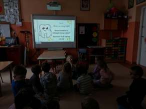 Dzieci oglądają film na tablicy interaktywnej