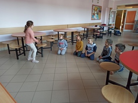 Dzieci w kręgu grają w kalambury